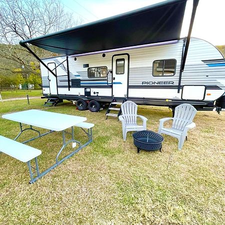 Rv Located On Private Property, Providing Access To The Guadalupe River, Accommodates Up To 5 Guests New Braunfels Buitenkant foto
