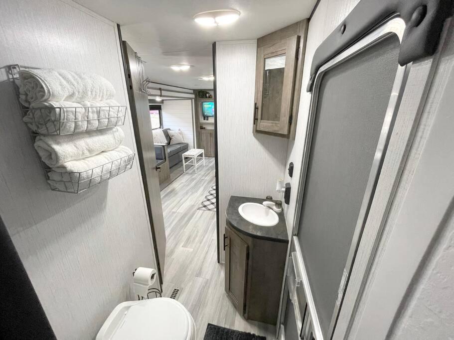 Rv Located On Private Property, Providing Access To The Guadalupe River, Accommodates Up To 5 Guests New Braunfels Buitenkant foto